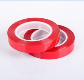 Cinta que empalma de papel roja en la variedad de portadores con diversos sistemas adhesivos
